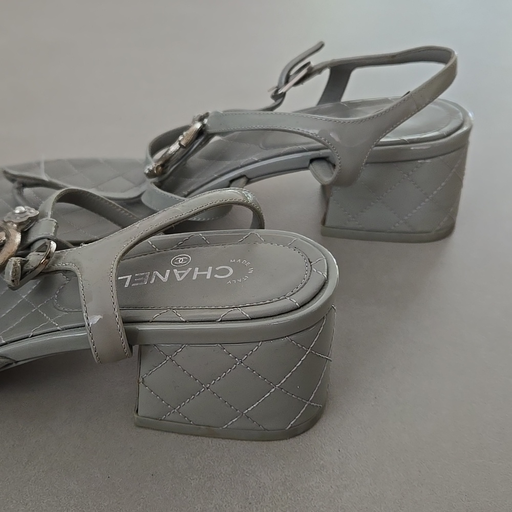 Chanel Interlocking Gray Quilted T-Strap With CC Logo Sandals Size 38.5 - Picture 5 of 8